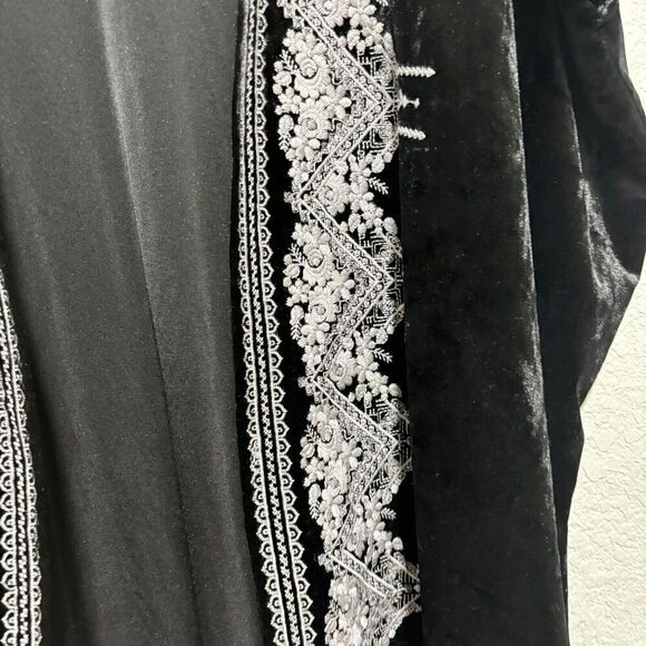 Andree By Unit Womens Velvet Kimono Jacket Small in Black With White Embroidered - Picture 4 of 13